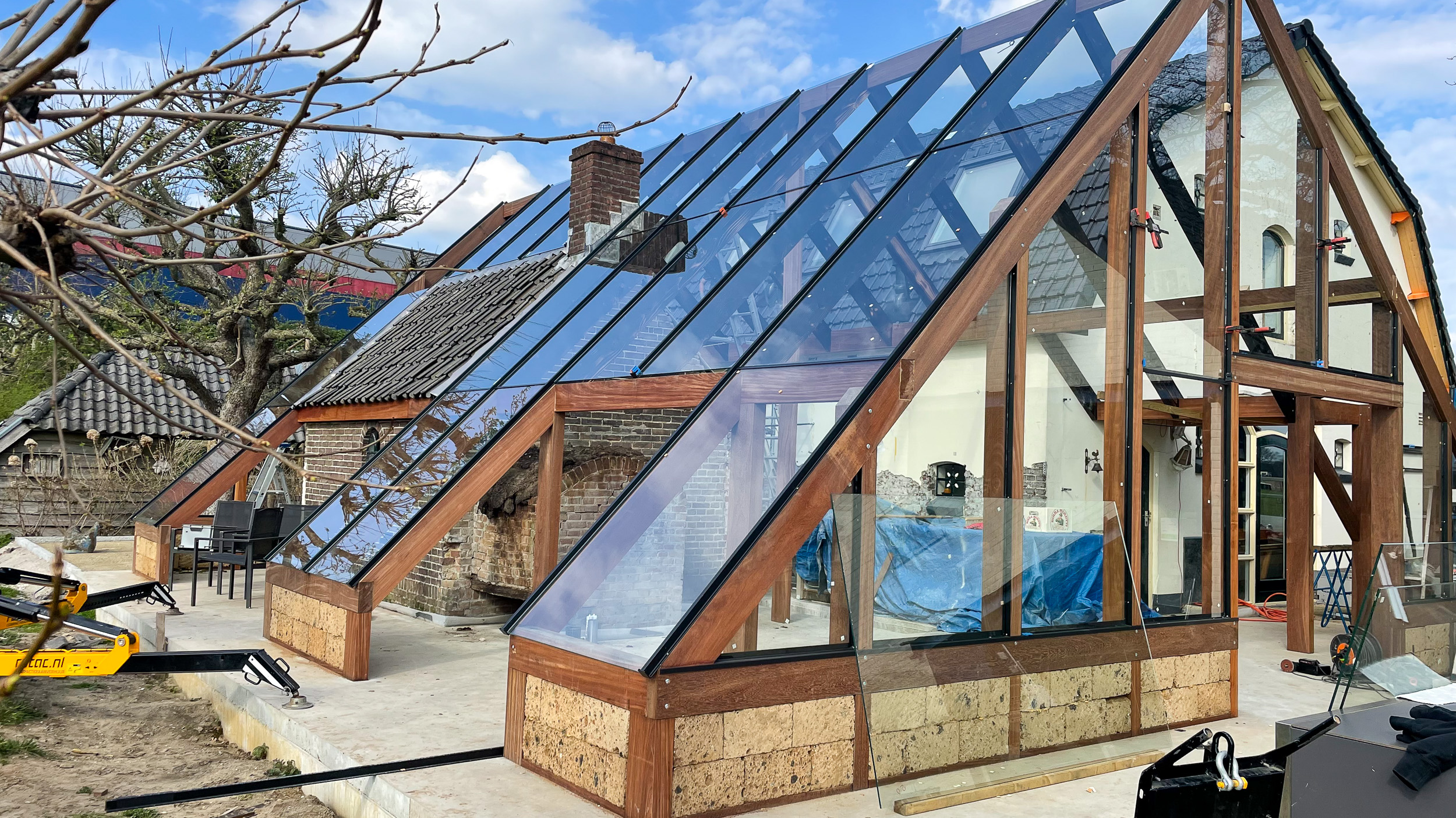 Design tuinhuis met glas, hardhout en steen